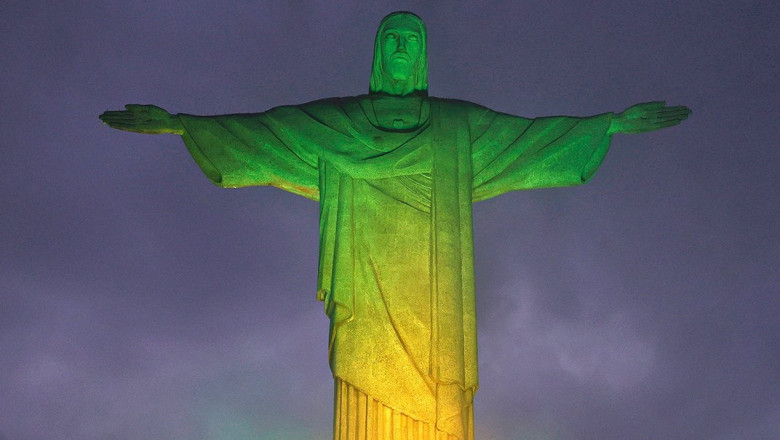 Photo of foto | Celebra statuie Hristos Mântuitorul din Rio, luminată în culorile Braziliei, în semn de omagiu pentru marele Pele